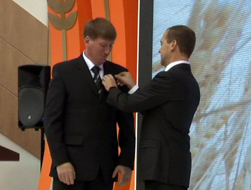 Председатель Правительства РФ Дмитрий Медведев вручил омскому аграрию высокую награду