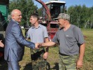Виктор Назаров пообщался с механизаторами СПК «Сибиряк»